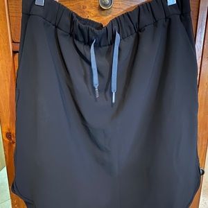 Lululemon black swift material skirt